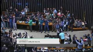 Momento em que manifestantes invadem o plenário da Câmara dos Deputados [upl. by Adnorehs]