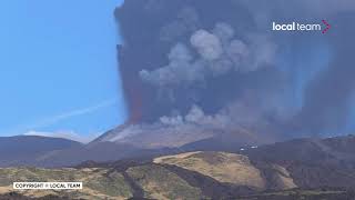 Etna nuova eruzione imponente colonna di fumo dal cratere di Sud Est [upl. by Onofredo]