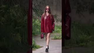 Gucci Arrasa en Primavera  Verano 2025 London Fashion Show [upl. by Suivatra]