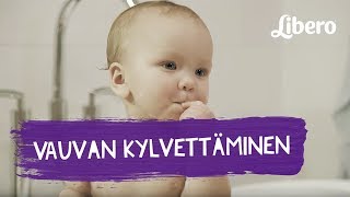 Vauvan kylvettäminen  vinkkejä lapsen pesemiseen [upl. by Ahsinelg]