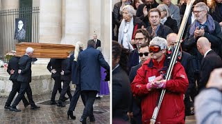 Obsèques de Michel Blanc  Un fan en tenue de ski fait mourir de rire les invités de la cérémonie [upl. by Ahsikal]