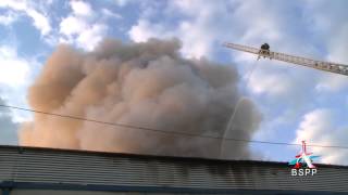 Feu dentrepôt au BlancMesnil [upl. by Haroppiz]