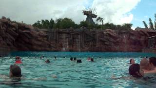 Onda gigante na piscina do Typhoon Lagoon [upl. by Darwen578]