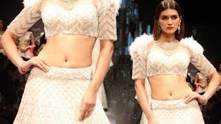 Kriti Sanon Flaunts Her Navel At IIJW 2017 Ramp WalkStyle Life Style [upl. by Clova]