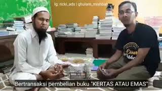 Salman quotSheila on 7quot AlJugjawi memborong buku quotKERTAS ATAU EMASquot dibayar pakai koin Dinar emas [upl. by Yelik225]