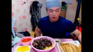 꼴랑 간짜장곱배기군만두 Jajangmyeonblackbeansauce noodlesFried Mandoo [upl. by Elliven]