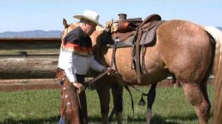 How to Western Saddle a Horse  The Right Way For The Horse [upl. by Magnusson]