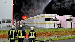 Meterhohe Flammen schwarze riesige Rauchwolken  Blitzschlag im Dämmstoffwerke Wittenberge [upl. by Jayme]