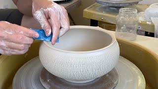 577 Throwing a Sodium Silicate Texture Ikebana Bowl with HsinChuen Lin 林新春 岩花瓷花器拉坯示範 [upl. by Lejeune]