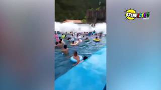 Gigantesco tsunami deja decenas de heridos en piscina de olas [upl. by Nairim2]