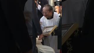 CHEERING KIDS WELCOME POPE TO ASSUMPTION CATHEDRAL [upl. by Ayotnom]