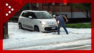 Maltempo si spala la grandine a Origgio auto in difficoltà [upl. by Amehr]