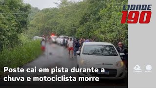 Poste cai em pista durante a chuva e motociclista morre ao bater em equipamento [upl. by Ynohtnael837]