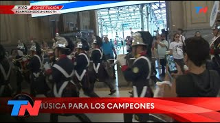 LA COPA SE FESTEJA EN TODOS LADOS quotMuchachosquot Versión militar en la estación Constitución [upl. by Sicard]