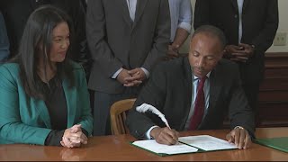 Oakland mayor signs sale agreement for city’s share of Oakland Coliseum [upl. by Jamnes]