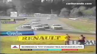 Recomendado quotTotoquot Etchegaray tira el matafuegos en la pista en Rio Cuarto 1992 01112015 [upl. by Naillimixam]