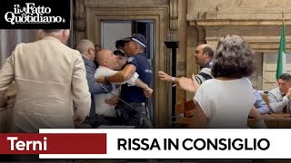 Rissa in consiglio comuna a Terni il video ripreso in aula il sindaco portato fuori di peso [upl. by Aicinet]