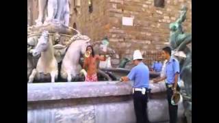 FIRENZE PIAZZA DELLA SIGNORIA FONTANA DEL BIANCONE PERFORMANCE DEL DISTURBATORE TV GABRIELE PAOLINI [upl. by Atsirhcal]