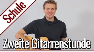 Gitarre lernen  Zweite Gitarrenstunde Die ersten Akkorde  Gitarrenschule [upl. by Ellehsal]