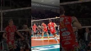 😎 Giannelli a una manoooo 🔥goSir BlockDevils volleyball perugia superlega [upl. by Nwahsaj]