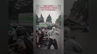 Supir truk ugal2n tabrak lari shortsyoutube tabraklari storywa timnasgarudateam crash [upl. by Libbna385]