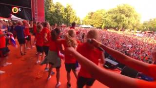 Huldiging Oranje speelsters en fans van links naar rechts [upl. by Grussing]