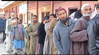 JampK Polls Voters Line Up In Huge Numbers In Shopian For Casting Of Votes [upl. by Surad]