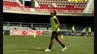 Freestyle Battle  Gennaro Gattuso vs Ronaldinho [upl. by Linzy48]