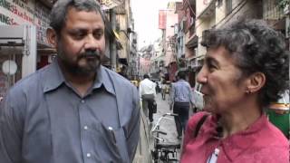 La Consule Martine Festaud en visite dans le quartier populaire de Pahar Ganj à NewDelhi [upl. by Cuthbert758]