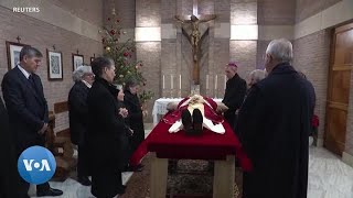 Mort de Benoît XVI des milliers de fidèles au Vatican [upl. by Akirahc]