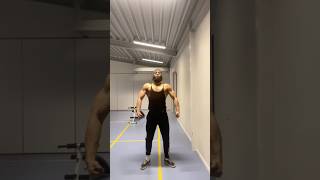 Shorts 43  Stevig aanspannen in de gymzaal motivation fitness gym bodybuilding [upl. by Zetnas]