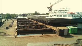 Schip te water laten scheepslift in actie bij Scheepswerf Poppen een timelapse [upl. by Elyrehc]