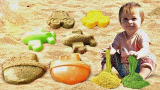 Tolle Spielzeuge  Sandförmchen und kinetischer Sand  Kindervideo auf Deutsch [upl. by Nomaj529]