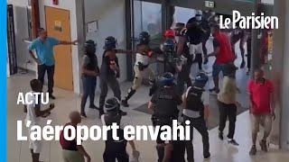 Martinique  des manifestants occupent les pistes de laéroport et affrontent la police [upl. by Osnohpla]