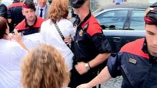 Pequeño forcejeo entre Mossos y manifestantes [upl. by Ellehcrad866]