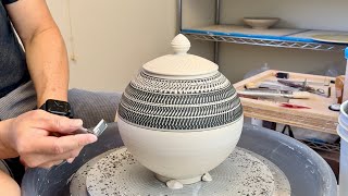 820 TrimmingChatteringSgraffito a Texture Lidded Moon Jar with HsinChuen Lin 林新春 圓蓋瓶修坯示範 [upl. by Cott]