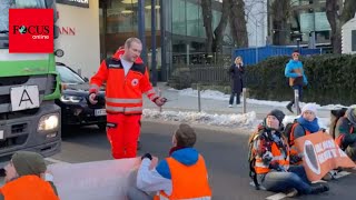 Als Krankenwagen durch muss reagieren Straßenblockierer sofort [upl. by Dnalloh]