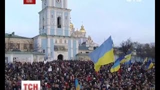 Люди забарикадувалися у соборі і отримують допомогу від киян [upl. by Ylrebmic404]