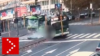 Milano incidente in viale Bezzi il video dello scontro tra bus Atm e camion Amsa [upl. by Annoyik210]