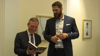 SuperBowlSieger Sebastian Vollmer zu Gast im Rathaus [upl. by Alleuqcaj]