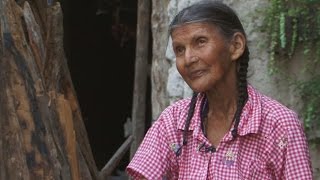 Una anciana vive en una cueva en las montañas hace 50 años [upl. by Burkhard]