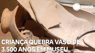 Criança quebra vaso de cerâmica de 3500 anos em museu [upl. by Neva]