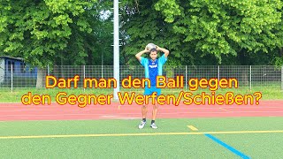 Darf man den Ball gegen den Gegner werfenschießen EinwurfFreistoß Tutorial Fußball Regeln [upl. by Suiradel304]