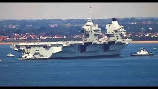 Incredible moment HMS Queen Elizabeth and Chinook flyby off Ryde pier [upl. by Afton210]