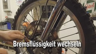 Motorrad Bremsflüssigkeit erneuern  wechseln Bremsen entlüften Kawasaki KLX650 Brake Fluid exchange [upl. by Kruse]