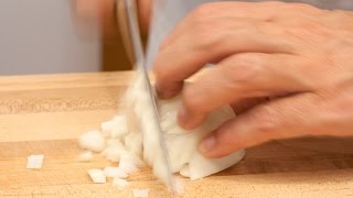 Learn how to Peel Dice Slice Ciseler Emincer and Mincer Onions [upl. by Gamages604]