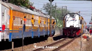 Persilangan Kereta Api Lokal Bandung Raya di Stasiun Rancaekek [upl. by Bettencourt]