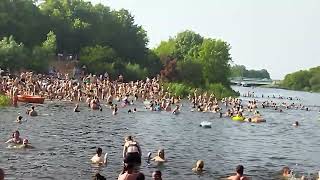 Люди купаются в жару Столько людей в воде я еще не видел Jeziorko Czerniakowskie [upl. by Anilak]