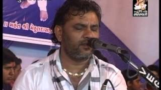 Hamare Prabhu Avgun Chitt Na Dharo  Gujarati Live Bhajan  Kirtidan Gadhvi [upl. by Winonah103]