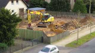 Bagger in Aktion und schiebt Oberboden ab [upl. by Blanc]